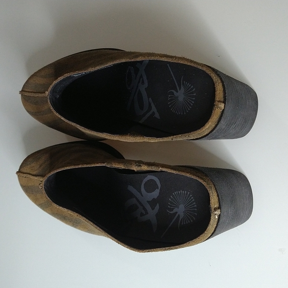 OTBT Split In Tiger Print Chunky Heel Block Mules - Picture 5 of 6